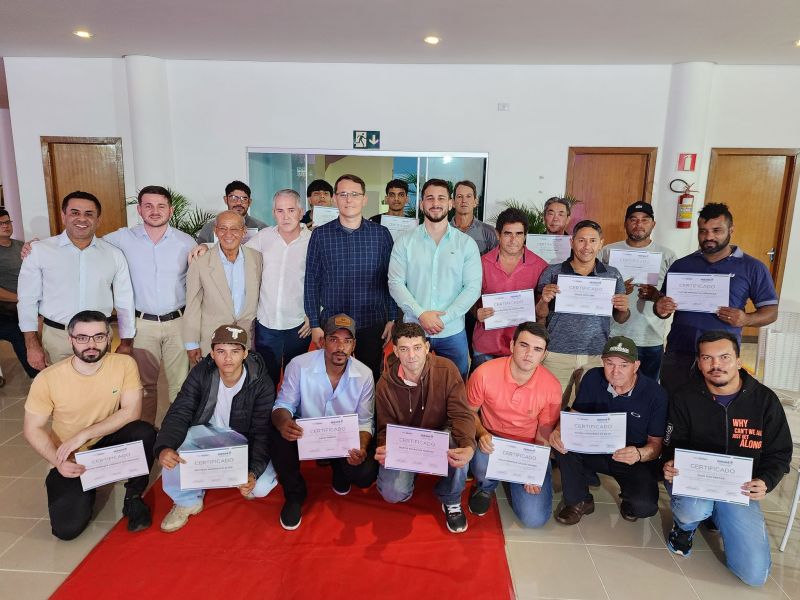TRABALHADORES RECEBEM CERTIFICADOS DE QUALIFICAÇÃO PROFISSIONAL