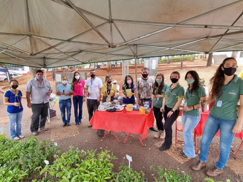 TROCA DE ALIMENTOS POR MUDAS NATIVAS.