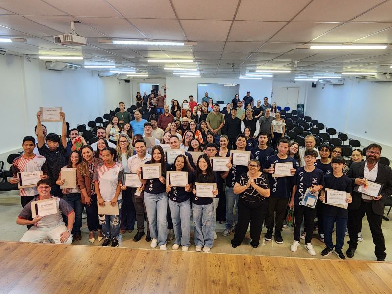 UNOPAR E COGNA LABS ENTREGAM CERTIFICADOS PARA ESTUDANTES DE ASSAÍ